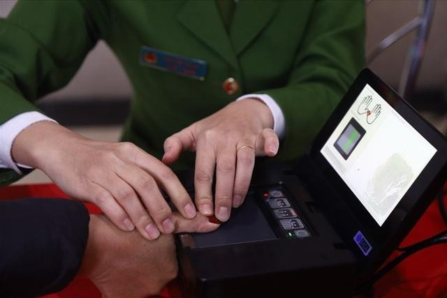 Lấy dấu vân tay để cấp thẻ Căn cước công dân gắn chíp điện tử.