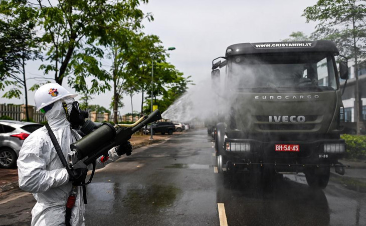 Đến 14h30, lực lượng quân đội hoàn thành nhiệm vụ, toàn bộ khí tài và chiến sĩ đều được phun hóa chất tẩy trùng để đảm bảo không mang mầm bệnh ra bên ngoài.