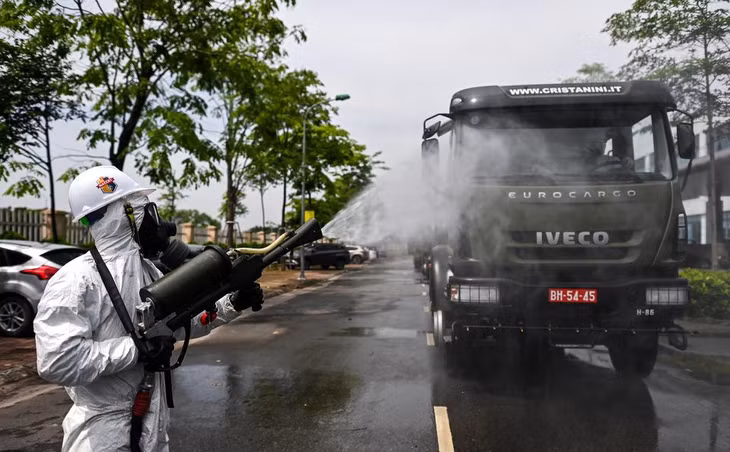 Đến 14h30, lực lượng quân đội hoàn thành nhiệm vụ, toàn bộ khí tài và chiến sĩ đều được phun hóa chất tẩy trùng để đảm bảo không mang mầm bệnh ra bên ngoài.