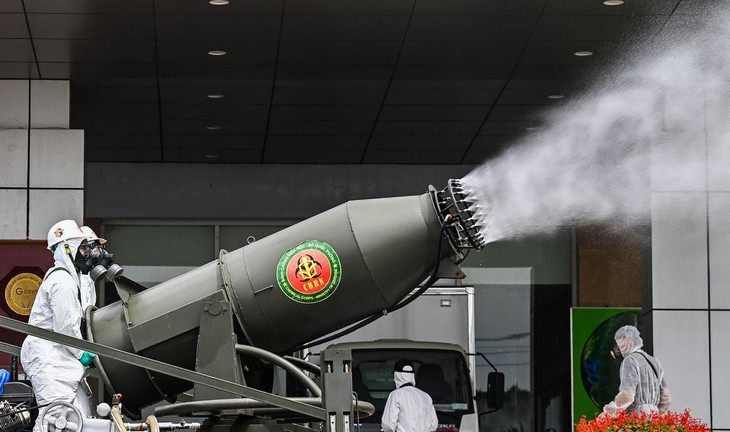 Thiết bị lắp đặt trên xe có dạng ống, phần đầu là các vòi phun sương được kết nối với quạt công suất lớn để phun hóa chất tiêu tẩy ra môi trường.