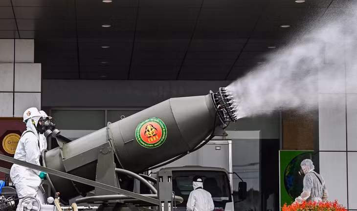 Thiết bị lắp đặt trên xe có dạng ống, phần đầu là các vòi phun sương được kết nối với quạt công suất lớn để phun hóa chất tiêu tẩy ra môi trường.