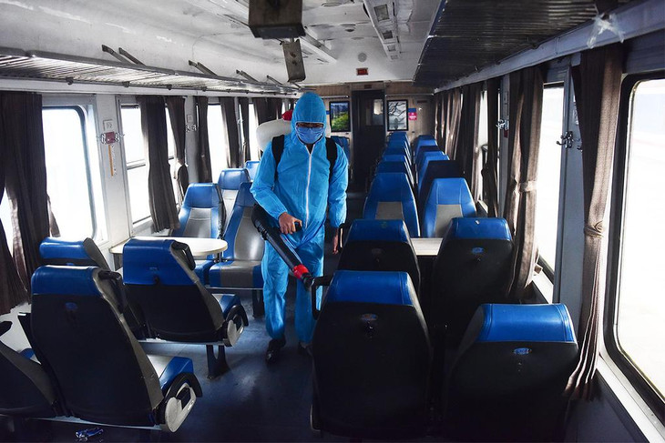 Phun khử khuẩn trên tàu tại ga Hà Nội