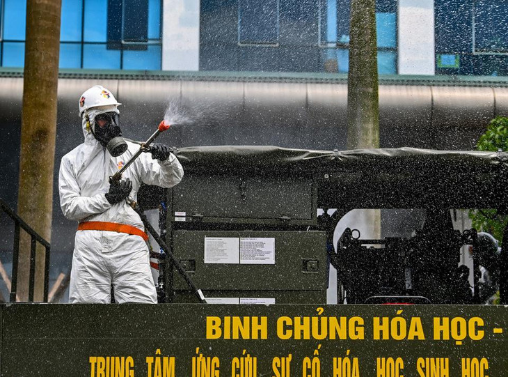 Bên cạnh các giàn phun tự động gắn trên xe, các chiến sĩ điều chỉnh súng phun cá nhân để để đưa vào các ngóc ngách.