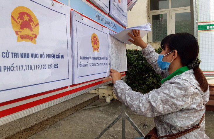 Người dân kiểm tra thông tin cử tri tại các điểm niêm yết.