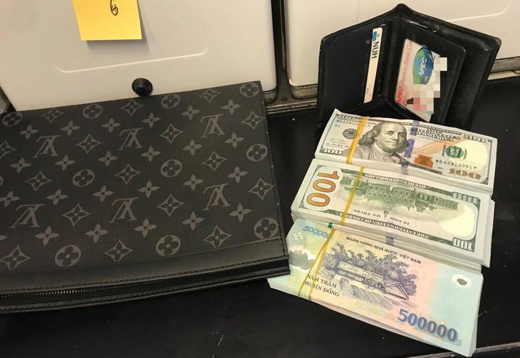 Chiếc ví bị bỏ quên cùng tài sản bên trong