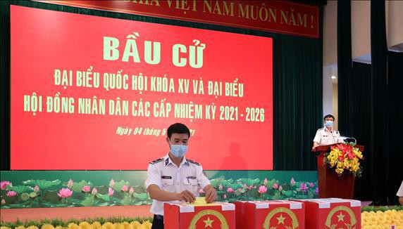 Cán bộ, chiến sĩ bỏ phiếu bầu tại Trụ sở Cảnh sát biển Vùng 3. Ảnh: TTXVN