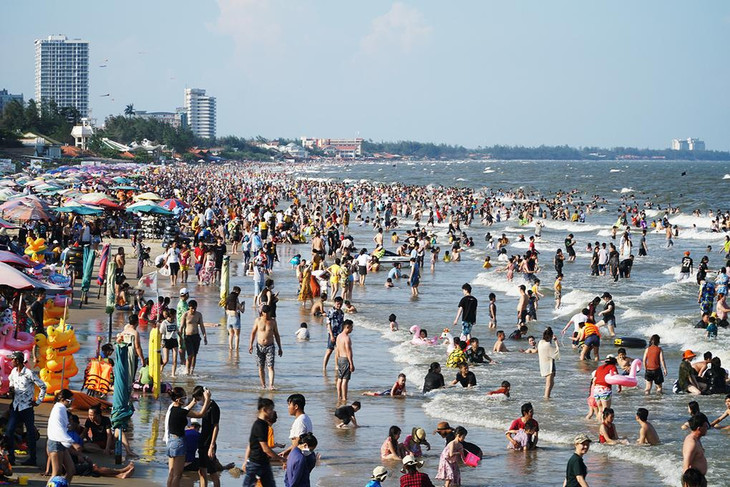 Vũng Tàu bay flycam kiểm soát du khách tắm biển