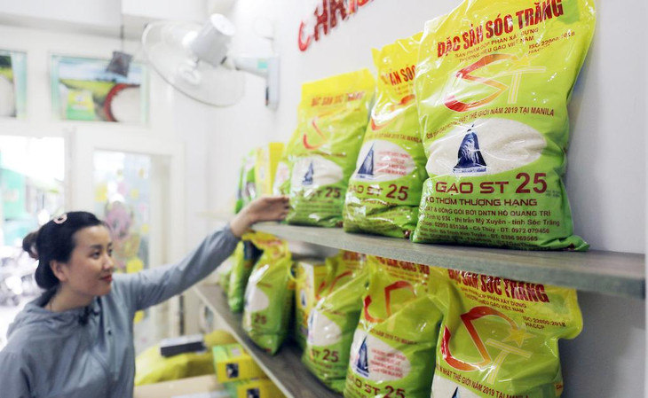 Gạo ST25 bày bán tại một đại lý trên đường 3/2