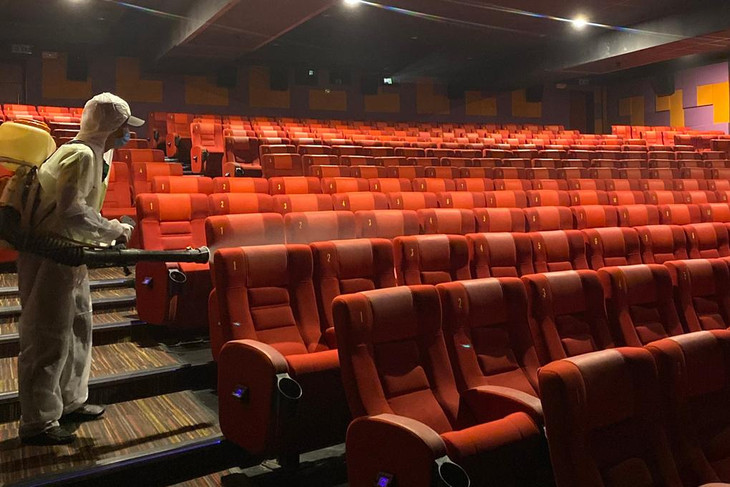 Một rạp chiếu phim ở TPHCM được khử khuẩn phòng dịch