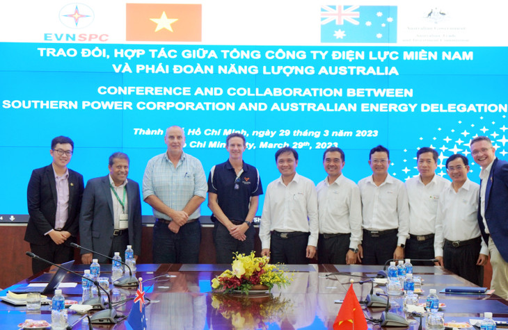 Phái đoàn năng lượng Australia chụp ảnh lưu niệm cùng lãnh đạo EVNSPC. Phái đoàn năng lượng Australia chụp ảnh lưu niệm cùng lãnh đạo EVNSPC.