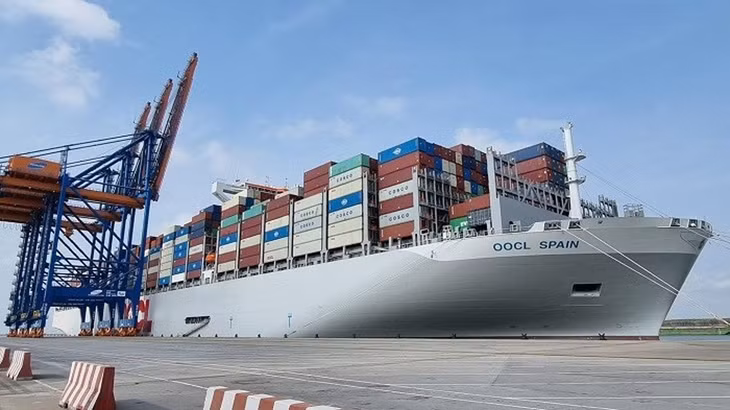 Siêu tàu container OOCL Spain với sức chở 24.188 TEU