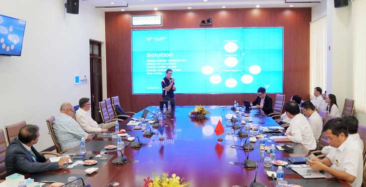 Ông Wayne Liubinskas – CEO và Đồng sáng lập Village Energy trình bày giải pháp tích hợp và quản lý các thiết bị gia dụng, tăng năng lượng tái tạo trên lưới điện và cung cấp cho người tiêu dùng khả năng kiểm soát, minh bạch và tiết kiệm chi phí. Ông Wayne Liubinskas – CEO và Đồng sáng lập Village Energy trình bày giải pháp tích hợp và quản lý các thiết bị gia dụng, tăng năng lượng tái tạo trên lưới điện và cung cấp cho người tiêu dùng khả năng kiểm soát, minh bạch và tiết kiệm chi phí.