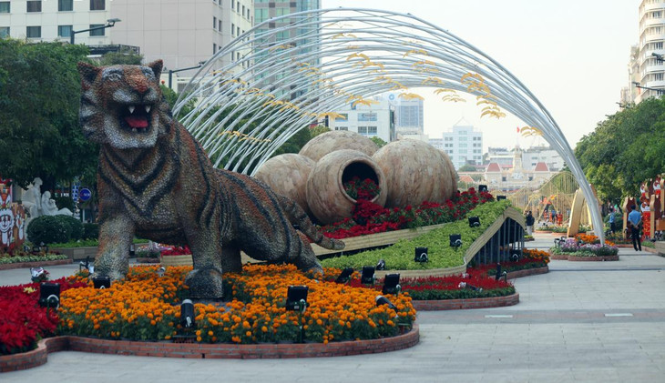 Đường hoa Nguyễn Huệ kéo dài đến mùng 6 Tết Đường hoa Nguyễn Huệ kéo dài đến mùng 6 Tết