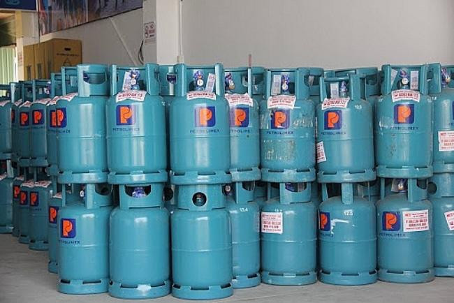 Từ 1/2, mỗi bình gas loại 12 kg đến tay người tiêu dùng tăng vọt lên 460.000 đồng. Từ 1/2, mỗi bình gas loại 12 kg đến tay người tiêu dùng tăng vọt lên 460.000 đồng.