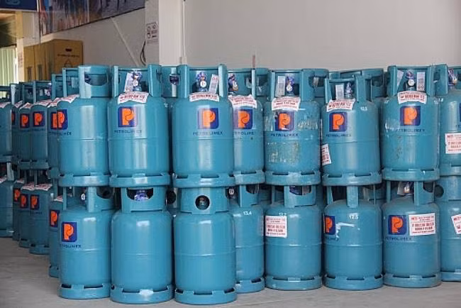 Từ 1/2, mỗi bình gas loại 12 kg đến tay người tiêu dùng tăng vọt lên 460.000 đồng.