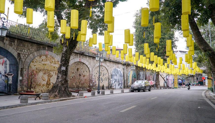 Là một địa điểm thu hút khách nhưng vào sáng nay, phố bích họa Phùng Hưng vắng người. Ảnh: Vietnam+