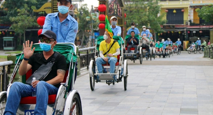 Đoàn khách quốc tế tham quan Hội An