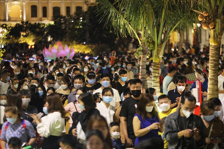 Rất đông người dân đến đường hoa Nguyễn Huệ trong đêm giao thừa Rất đông người dân đến đường hoa Nguyễn Huệ trong đêm giao thừa