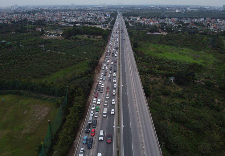 Cũng trong chiều nay 3/2, cầu Thanh Trì hướng vào Hà Nội cũng xảy ra vụ va chạm khiến một người bị thương. Giao thông ùn ứ theo hướng Gia Lâm - Hoàng Mai.