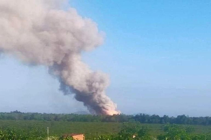 Tiếng nổ lớn phát ra từ kho đạn, cột khói bốc cao hàng chục mét