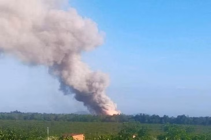 Tiếng nổ lớn phát ra từ kho đạn, cột khói bốc cao hàng chục mét