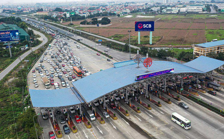 Ô tô dán thẻ ETC có thể lưu thông nhanh qua trạm thu phí, trong khi những xe khác phải dồn ứ vì mất thời gian dừng thanh toán