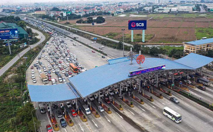 Ô tô dán thẻ ETC có thể lưu thông nhanh qua trạm thu phí, trong khi những xe khác phải dồn ứ vì mất thời gian dừng thanh toán