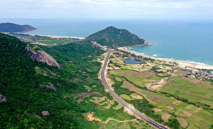 Tuyến đường ven biển Cát Tiến - Đề Gi qua đèo Vĩnh Hội (ranh giới giữa xã Cát Hải và Cát Tiến, huyện Phù Cát). Tuyến đường ven biển Cát Tiến - Đề Gi qua đèo Vĩnh Hội (ranh giới giữa xã Cát Hải và Cát Tiến, huyện Phù Cát).