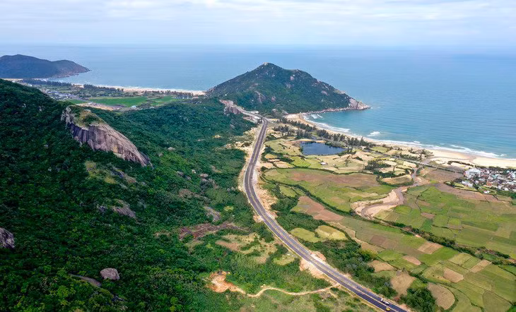 Tuyến đường ven biển Cát Tiến - Đề Gi qua đèo Vĩnh Hội (ranh giới giữa xã Cát Hải và Cát Tiến, huyện Phù Cát).