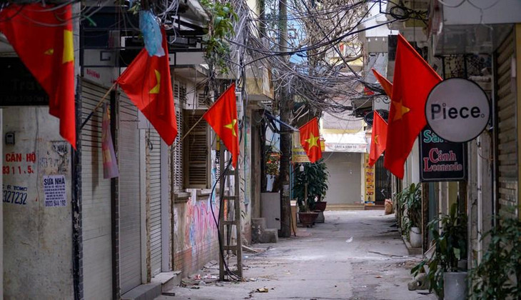 Cờ đỏ sao vàng từ ngoài phố cho đến những con ngõ nhỏ. Ảnh: Vietnam+