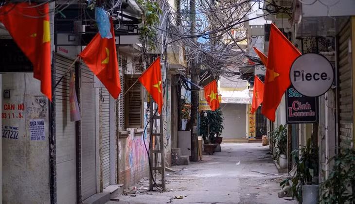 Cờ đỏ sao vàng từ ngoài phố cho đến những con ngõ nhỏ. Ảnh: Vietnam+