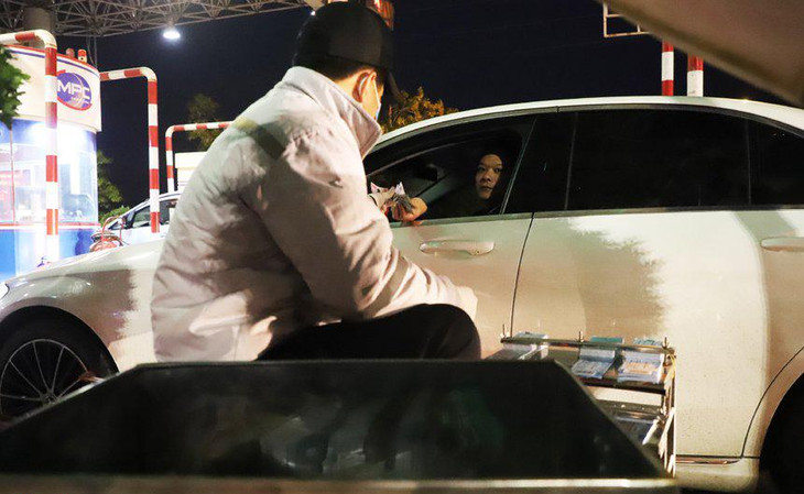 Ở làn thu phí thủ công, ngoài những bốt thu phí có nhân viên làm việc như thông thường, đơn vị khai thác tuyến còn bổ sung thêm 2 nhân viên tăng cường thu phí ngồi ở bên ngoài.