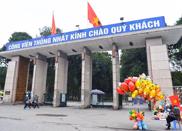 Cổng chính công viên Thống Nhất nằm bên mặt đường Trần Nhân Tông