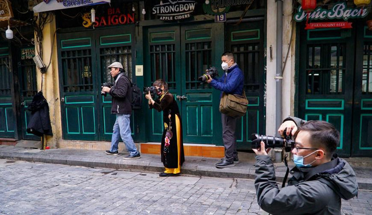 Đây cũng là dịp để nhóm nghệ sỹ nhiếp ảnh du xuân và bắt gặp những khung hình hiếm có đầu Xuân. Ảnh: Vietnam+