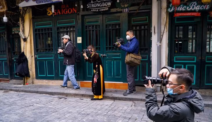 Đây cũng là dịp để nhóm nghệ sỹ nhiếp ảnh du xuân và bắt gặp những khung hình hiếm có đầu Xuân. Ảnh: Vietnam+