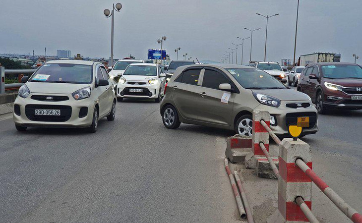Một số tài xế dỡ hàng rào hộ lan để chuyển từ làn hỗn hợp sang làn dành riêng cho ôtô khiến giao thông thêm phần hỗn loạn. Chỉ huy Đội CSGT số 14 Phòng CSGT Công an Hà Nội cho hay đơn vị đã nắm tình hình và đang phối hợp với Công an quận Hoàng Mai điều tra nguyên nhân vụ việc