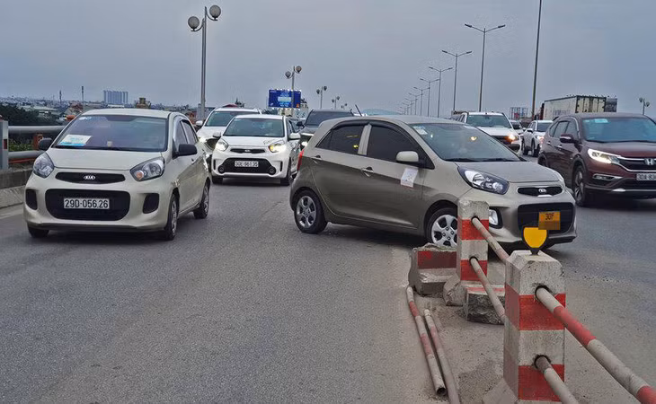 Một số tài xế dỡ hàng rào hộ lan để chuyển từ làn hỗn hợp sang làn dành riêng cho ôtô khiến giao thông thêm phần hỗn loạn. Chỉ huy Đội CSGT số 14 Phòng CSGT Công an Hà Nội cho hay đơn vị đã nắm tình hình và đang phối hợp với Công an quận Hoàng Mai điều tra nguyên nhân vụ việc