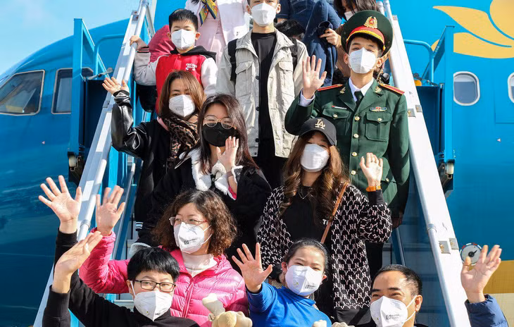 138 du khách đầu tiên xông đất Khánh Hòa trên chuyển bay mang số hiệu VN1551 của Vietnam Airlines