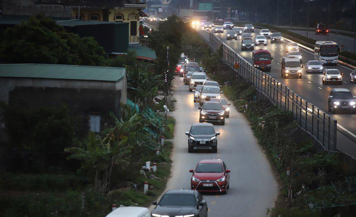 CSGT phải phân luồng bớt các phương tiện đi ra khu vực đường gom khiến đoạn đường này cũng xảy ra ùn tắc. Tới khoảng 18h45, tình trạng ùn ứ qua khu vực này mới chấm dứt.