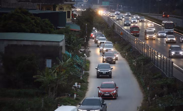 CSGT phải phân luồng bớt các phương tiện đi ra khu vực đường gom khiến đoạn đường này cũng xảy ra ùn tắc. Tới khoảng 18h45, tình trạng ùn ứ qua khu vực này mới chấm dứt.