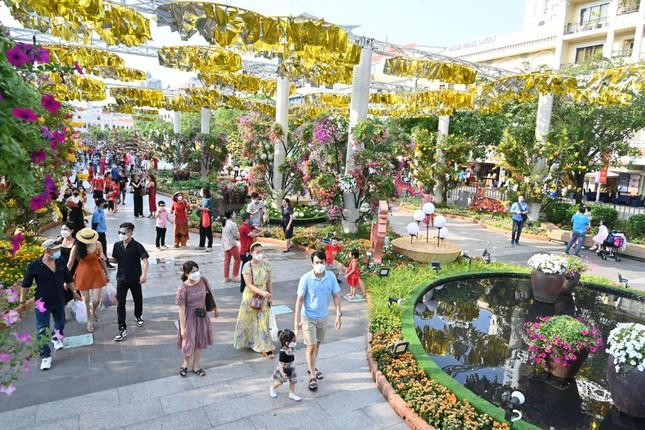 Đường hoa năm nay tăng thêm thời gian mở cửa và đón nhận lượng khách tham quan cao đột biến so với năm trước