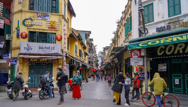 Phố Tạ Hiện là nơi tập trung đông người nhất dịp đầu năm. Ảnh: Vietnam+