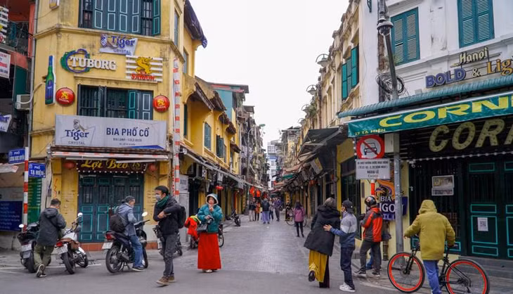 Phố Tạ Hiện là nơi tập trung đông người nhất dịp đầu năm. Ảnh: Vietnam+