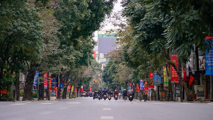 8 giờ sáng ngày 1/2 (mùng 1 Tết), hầu hết các tuyến phố tại Hà Nội vắng vẻ, nhiệt độ ở mức 12 độ C, thời tiết khá lạnh nên có ít người ra ngoài đường. Ảnh: Vietnam+