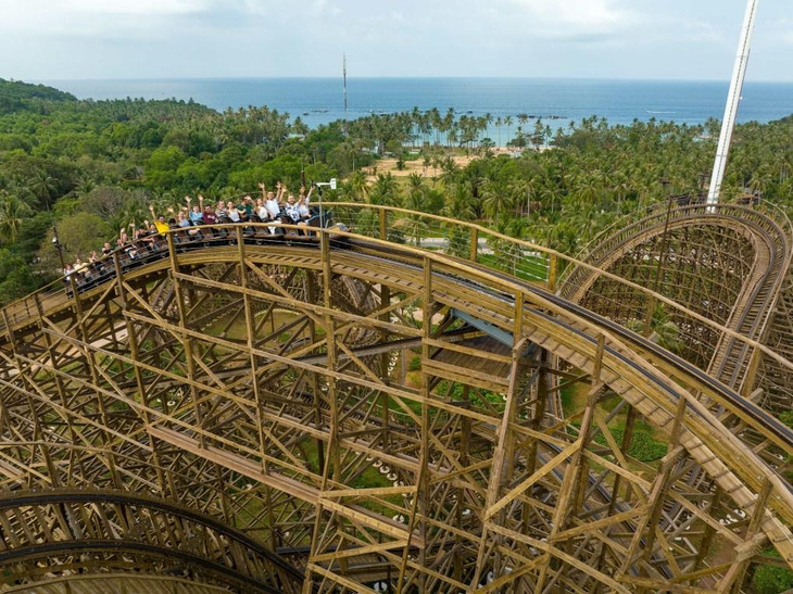 Mộc Xà Thịnh Nộ - trò chơi tàu lượn siêu tốc gỗ mới khai trương hút khách đến Hòn Thơm (Phú Quốc)