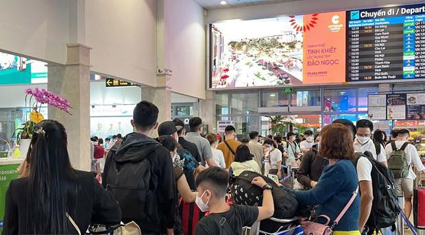 Hành khách tại sân bay Tân Sơn Nhất.