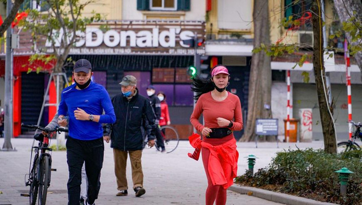 Người dân tranh thủ tập thể dục. Ảnh: Vietnam+