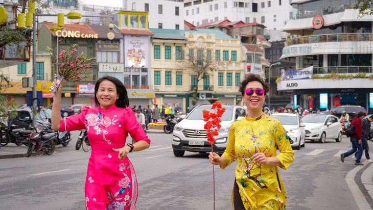 Mọi người đều hy vọng những điều tốt đẹp sẽ đến trong năm mới. Ảnh: Vietnam+