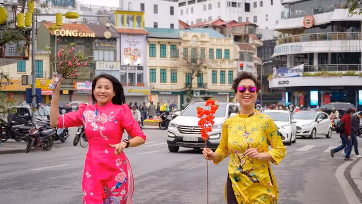 Mọi người đều hy vọng những điều tốt đẹp sẽ đến trong năm mới. Ảnh: Vietnam+