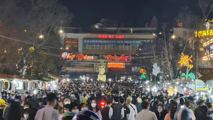Sau hơn 6 tháng dừng hoạt động để phòng chống Covid-19, chợ đêm Đà Lạt được phép mở cửa trở lại từ ngày 29/1. Sau hơn 6 tháng dừng hoạt động để phòng chống Covid-19, chợ đêm Đà Lạt được phép mở cửa trở lại từ ngày 29/1.